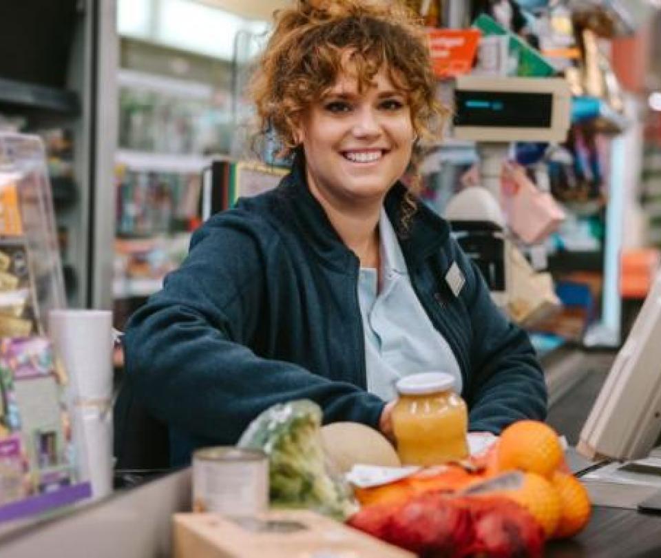 Supermarket chain seeks 50 inexperienced cashiers in Bogotá