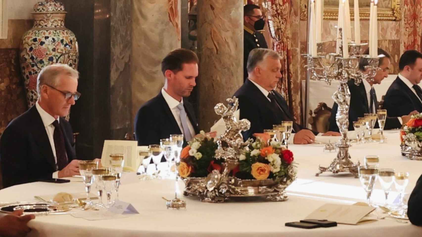 The protocol unites the homophobic Orbán at the palace dinner with the husband of the president of Luxembourg