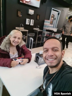 Venezuelan Carlos Peña with his mother. [Foro: Cortesía]