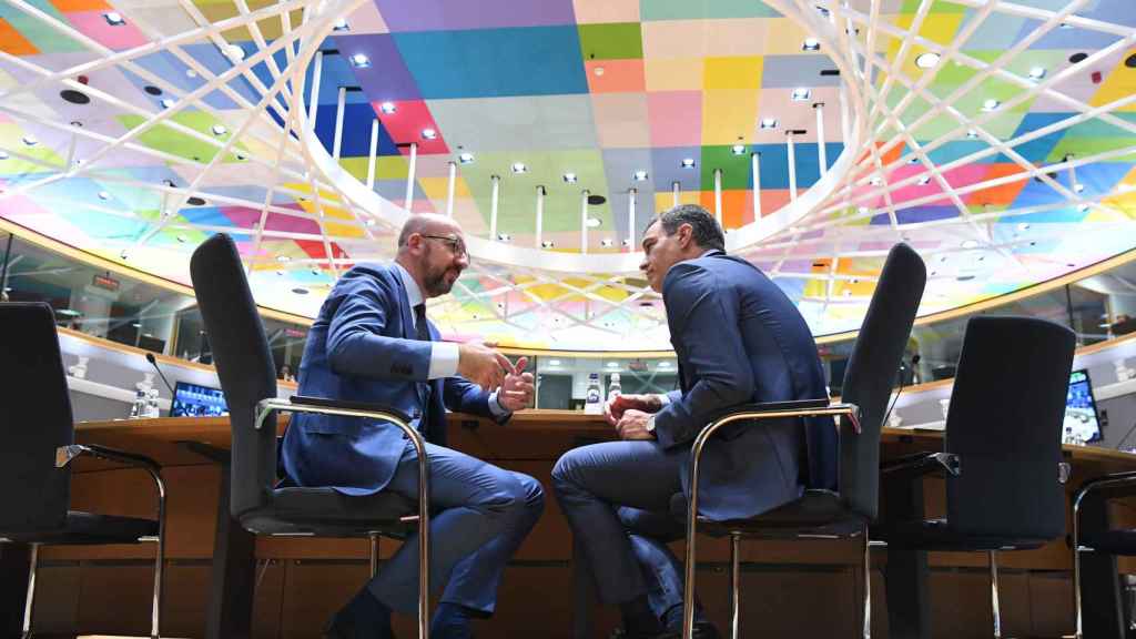 Pedro Sánchez talks with the President of the European Council, Charles Michel, during the summit this Thursday