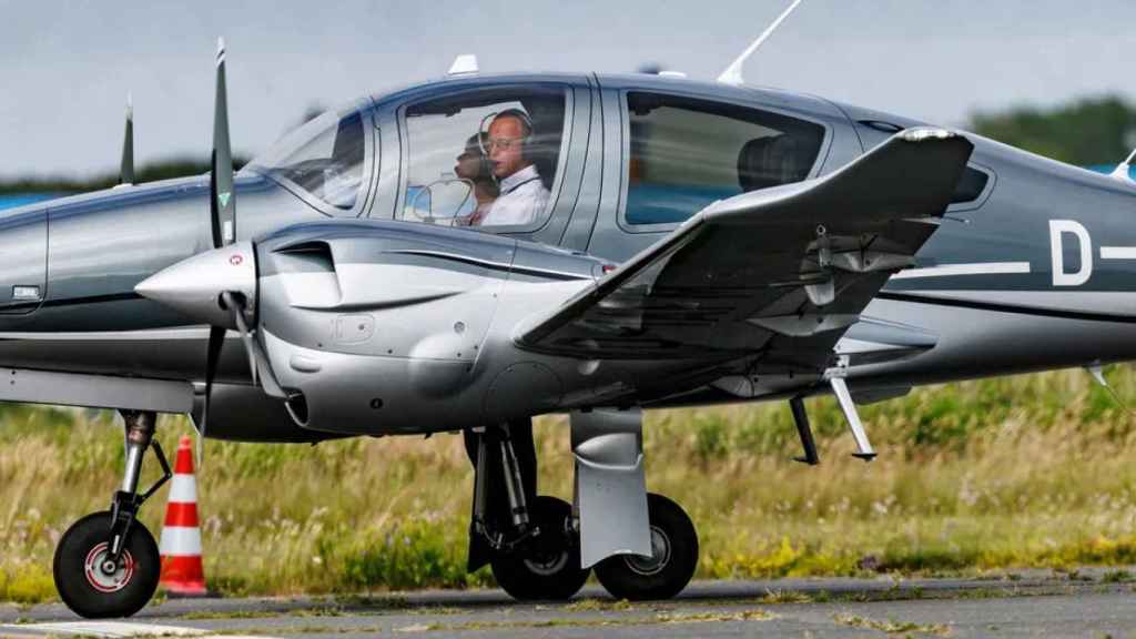 The leader of the opposition in Germany, Friedrich Merz, arrived at the ceremony by private plane.