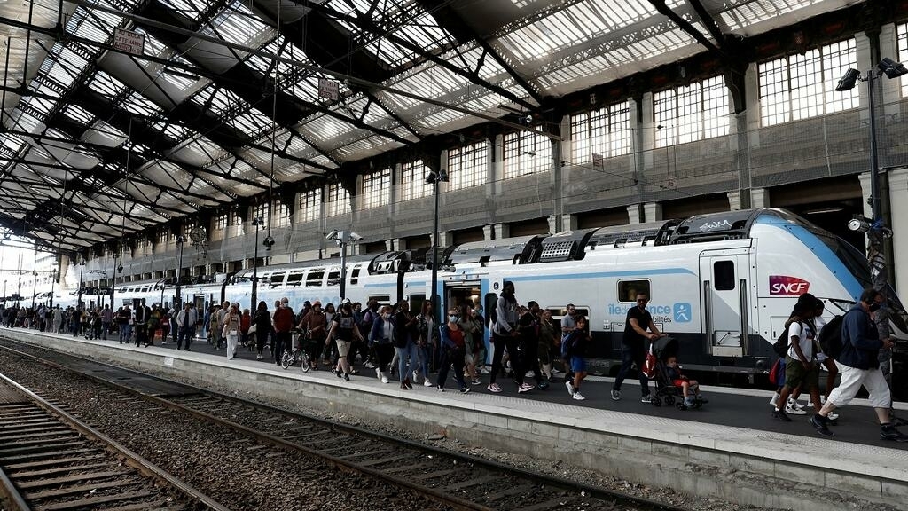 France: labor strike disrupts a third of rail transport