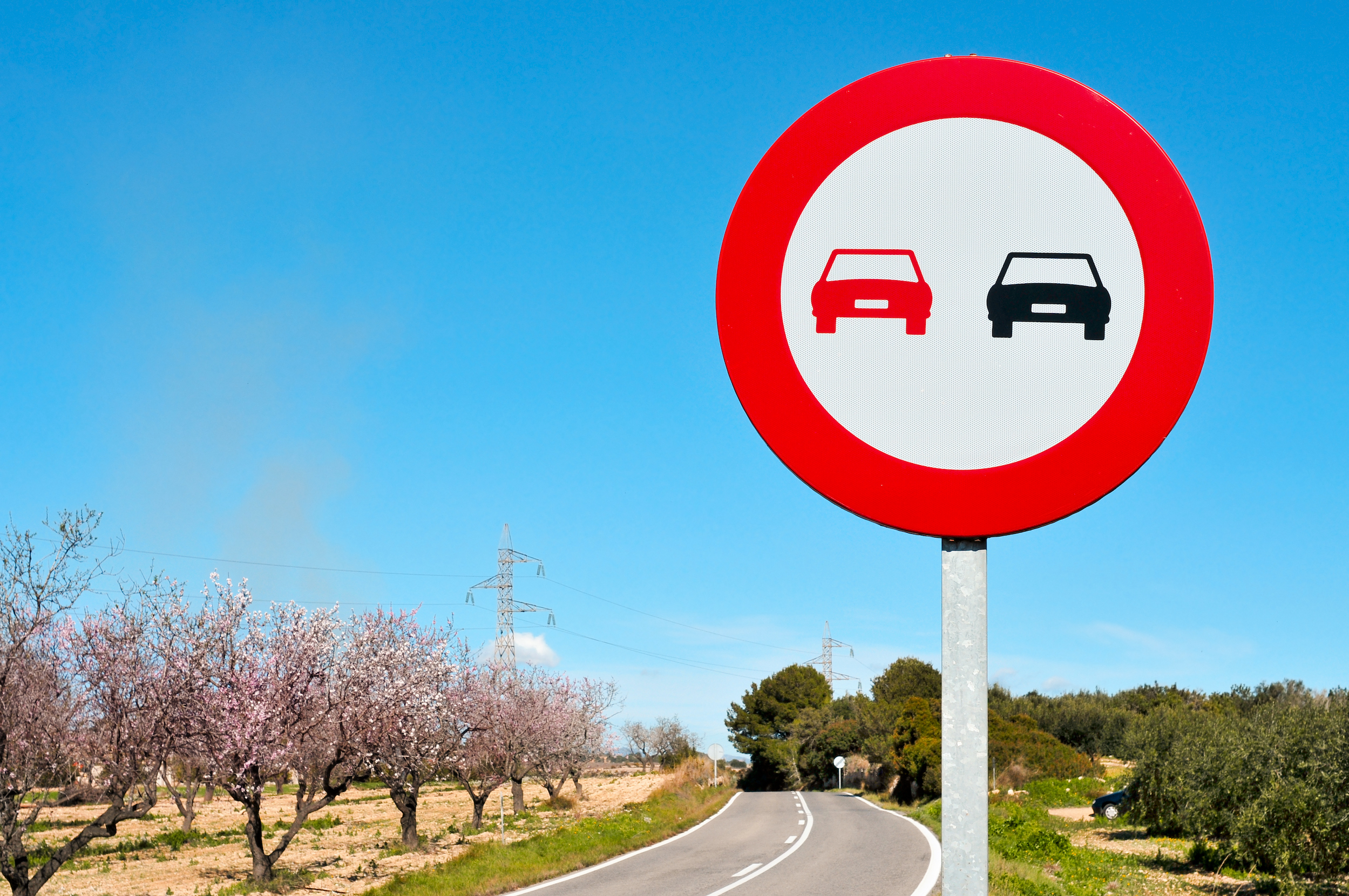 If you are forced to overtake on the right, which driver receives the fine from the DGT?