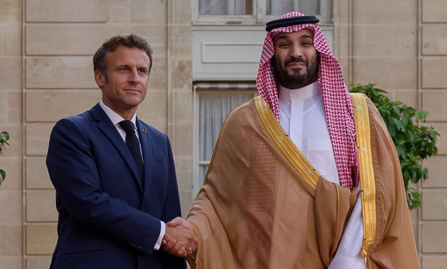 Emmanuel Macron greets the Crown Prince of Saudi Arabia, Mohamed bin Salman at the Elysee Palace