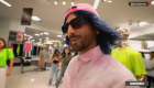 Maluma wears a wig to go unnoticed in a shopping center