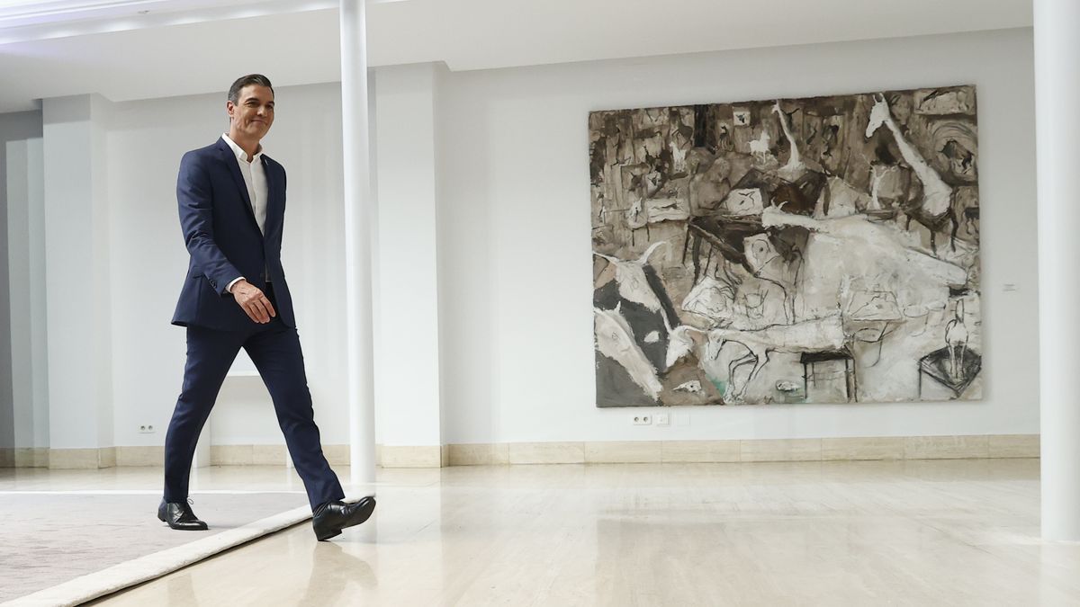 Pedro Sánchez signs up for 'by his enemies you will know him'