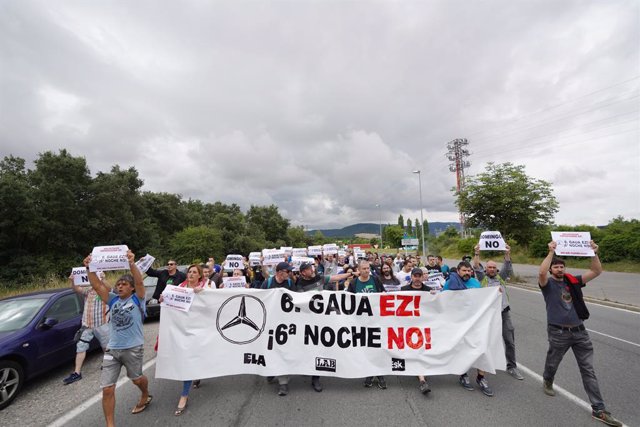 Several people, with banners that read '6th Night No' during a demonstration in defense of the Mercedes Vitoria agreement, at the Mercedes factory, on June 22, 2022, in Vitoria, Álava, Euskadi (Spain).