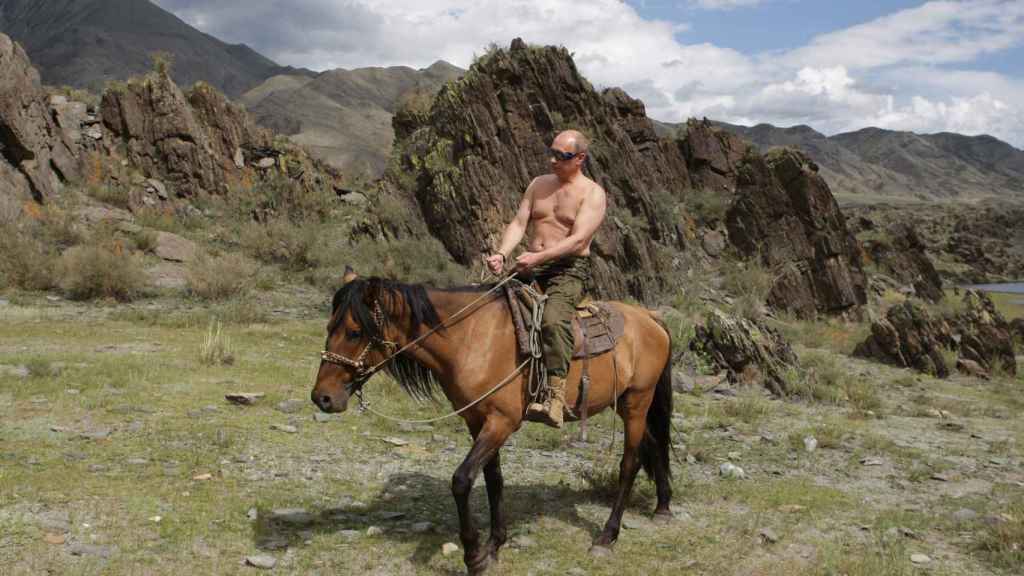 Vladimir Putin rides a horse during his vacation.