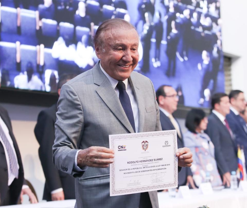 Rodolfo Hernández received his senator credential