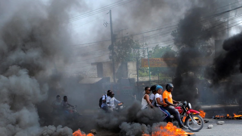 Suspected gang members set fire to a court in Haiti