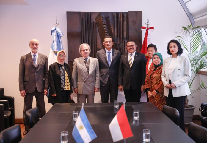 The Argentine deputy foreign minister received parliamentarians from Indonesia