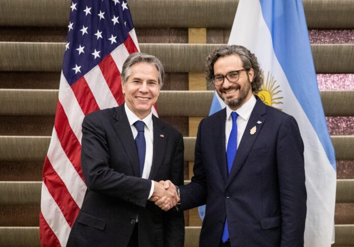 The Argentine foreign minister called for a cessation of hostilities against his peers from the United States and Russia