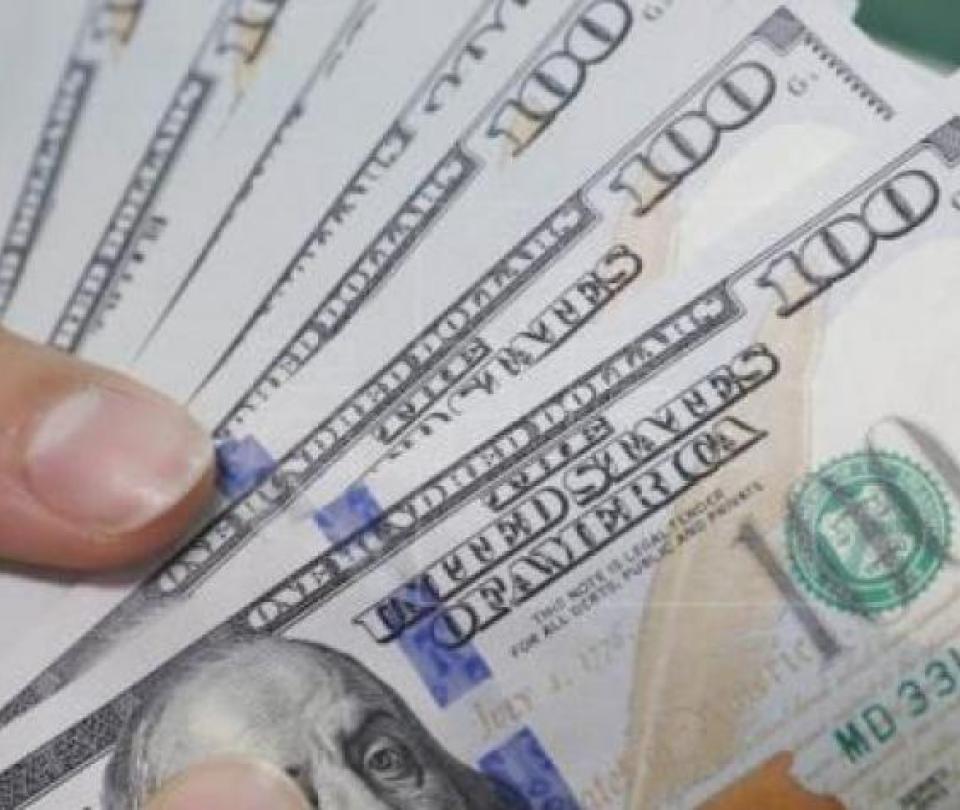 The dollar registers a significant drop and stands at 4,200 pesos