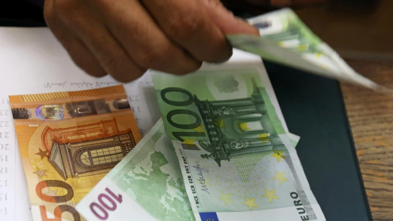 The euro falls to the minimum in 20 years, approaches parity with the dollar