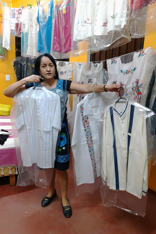 Some of the textile products distributed by the artisan women who work with Nancy are related to the loom, such as shirts and sheets.