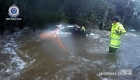 This is how they rescue a woman trapped in a car in the middle of floods