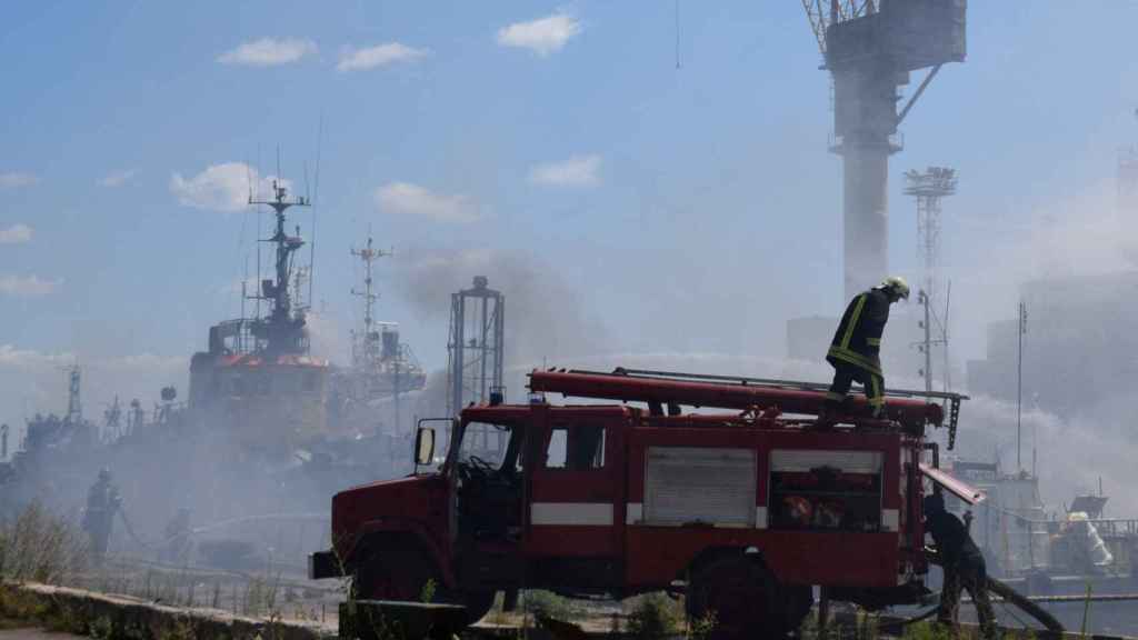 Image of the works carried out to extinguish the fires in the port of Odessa after the Russian attacks on Saturday