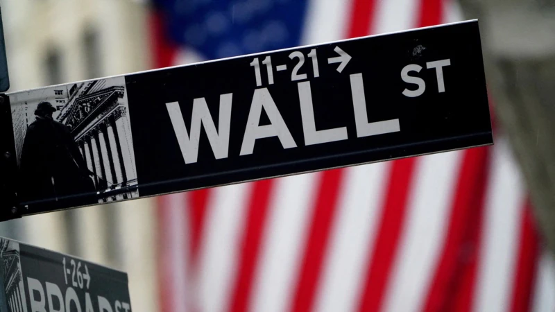 Wall Street falls amid strong fears of impending recession