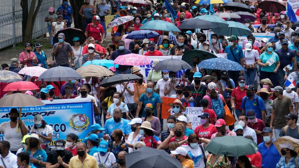 Warning of a strike by the construction union is added to the indefinite strike in Panama