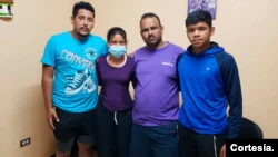 Jefferson Soler (in blue shirt) saw his mother Dalia Elena Soler Cortez, 37, die after the fatal traffic accident in Nicaragua. [Foto: Cortesía de Radio ABC Stereo]