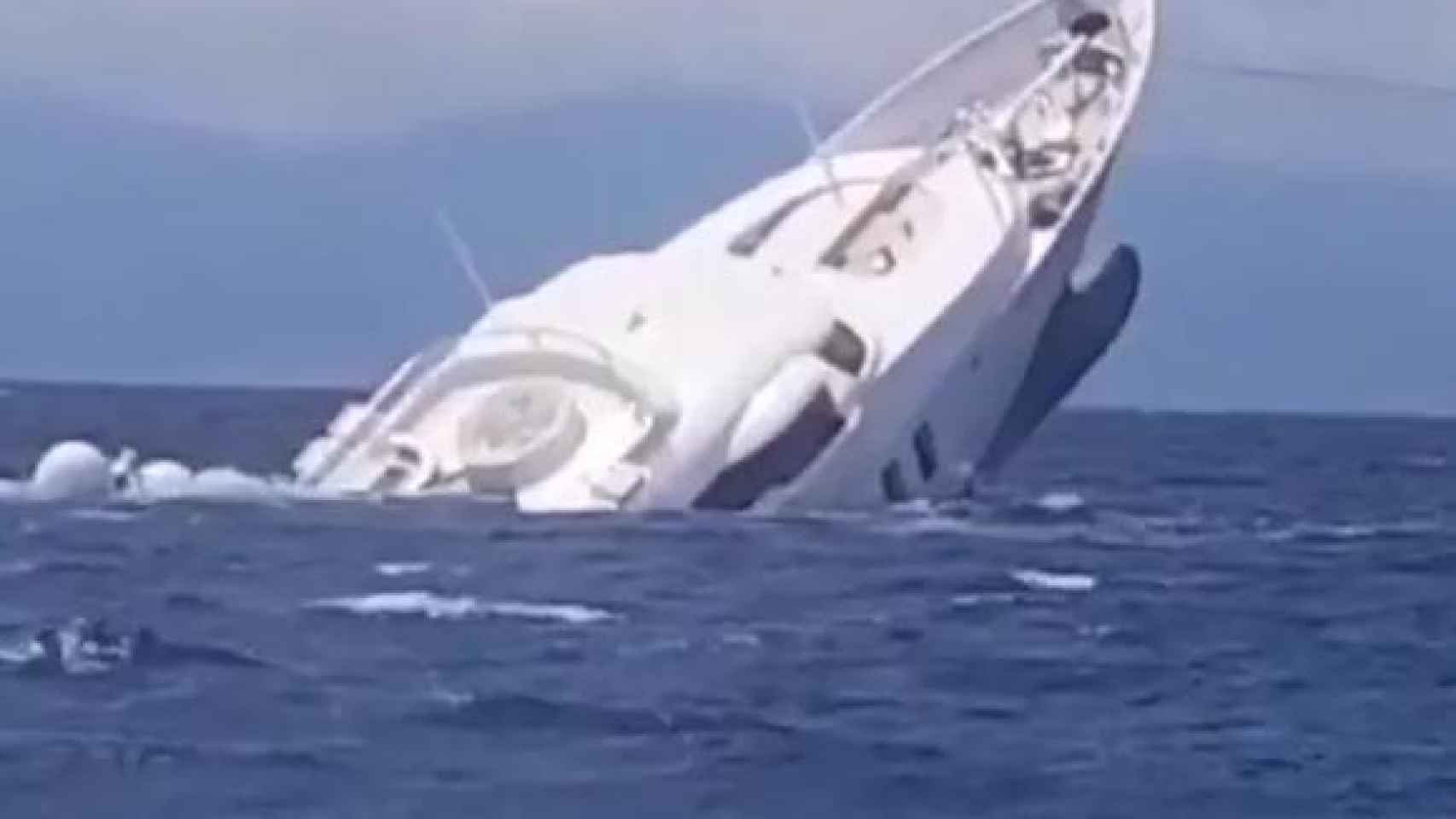 A luxury yacht sinks in a few minutes off the coast of Italy: the shocking video