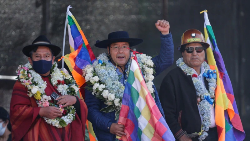 Arce leads the government march after protests against his management