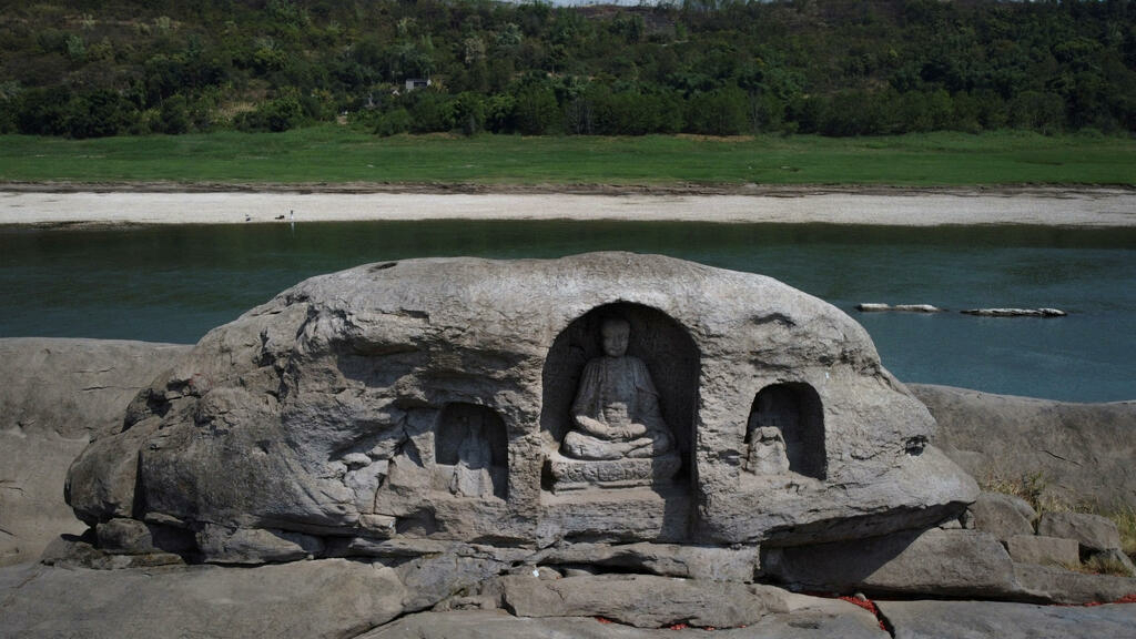 Drought reveals ancient Buddhist statues in the Yangtze River