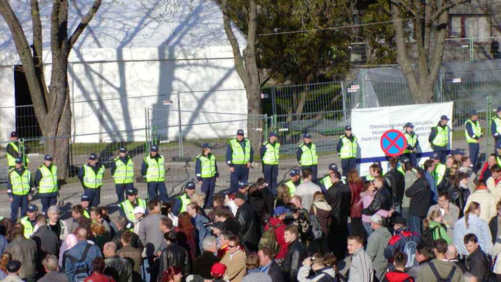 Images of the daytime protests of April 26, 2007.