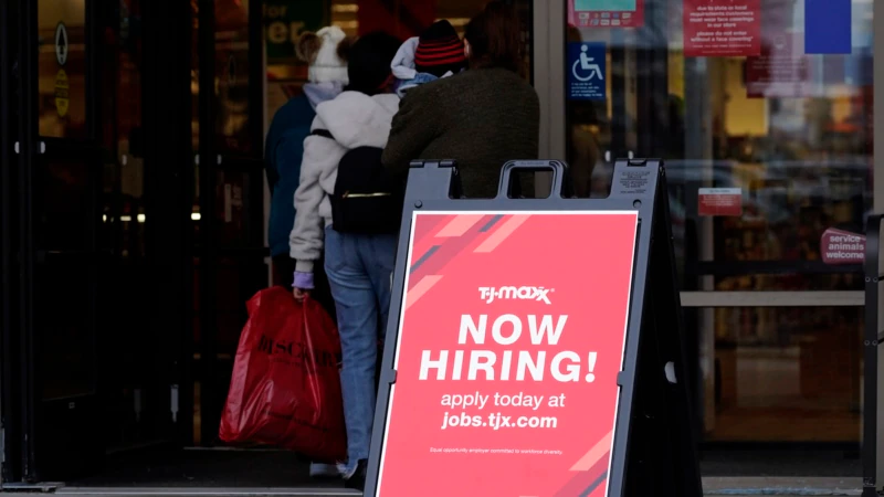 Fewer Americans apply for unemployment benefits last week