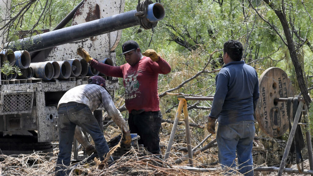 Mexican authorities seek to shorten time to rescue 10 missing miners