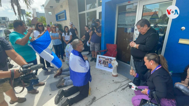 Nicaraguan exiles protest in front of the Consulate in Miami for the arrest of a bishop