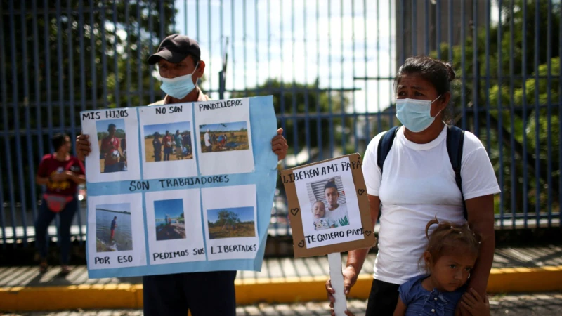 Relatives ask for the release of detainees in El Salvador during a state of emergency