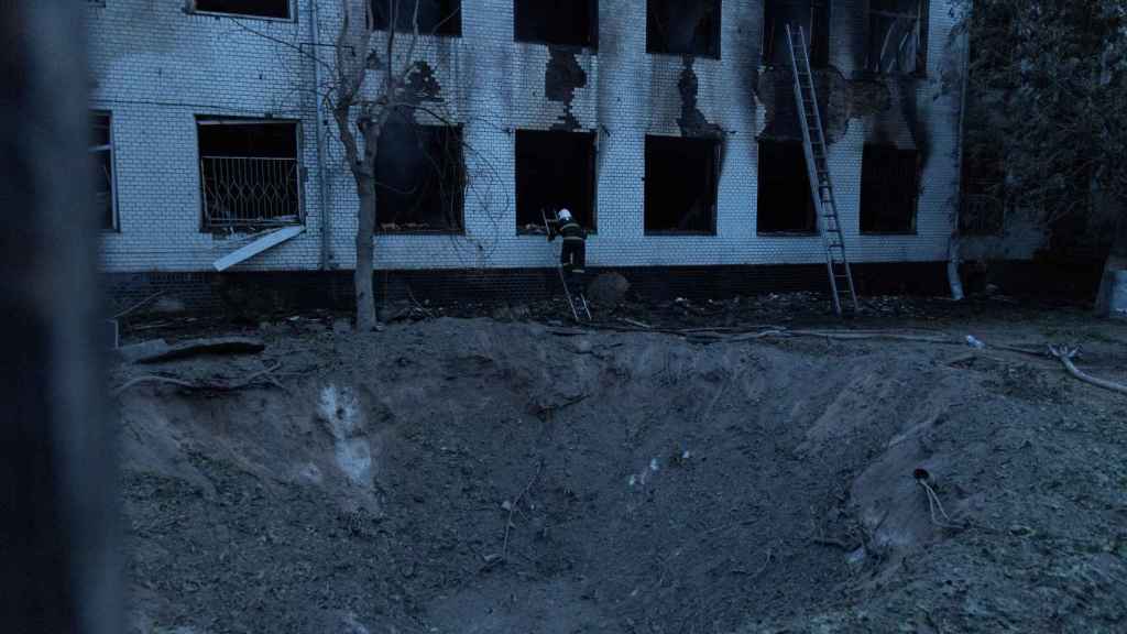 Image of the crater left by the bombs launched by Russia against the Mikolaiv hospital.