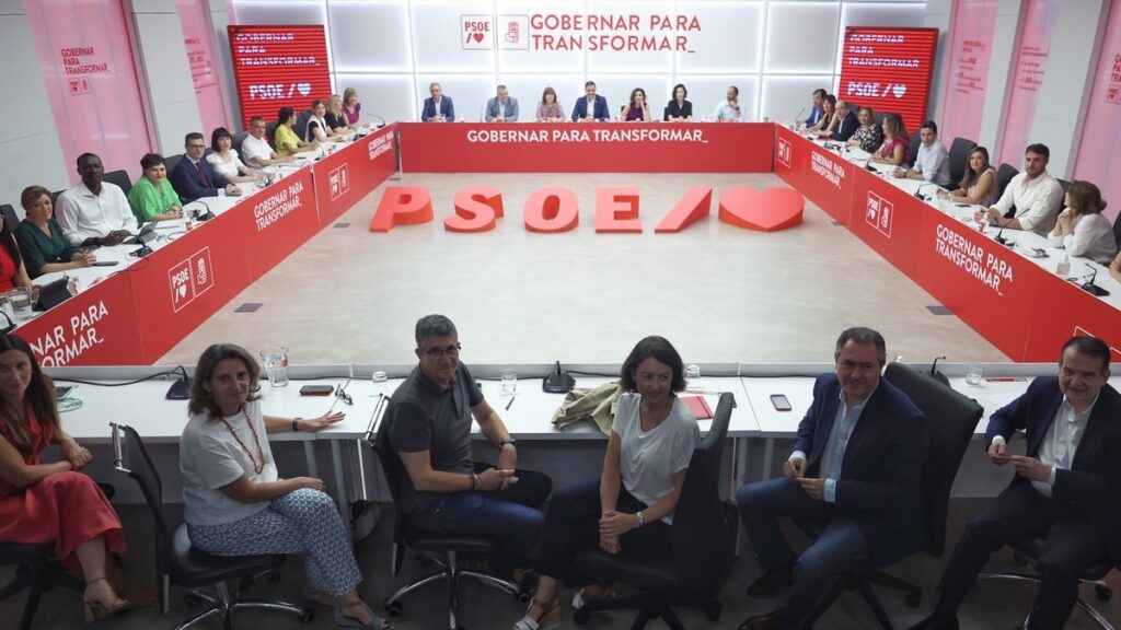 The PSOE exploits the frictions between the PP and Brussels to 'recover' the moderate vote