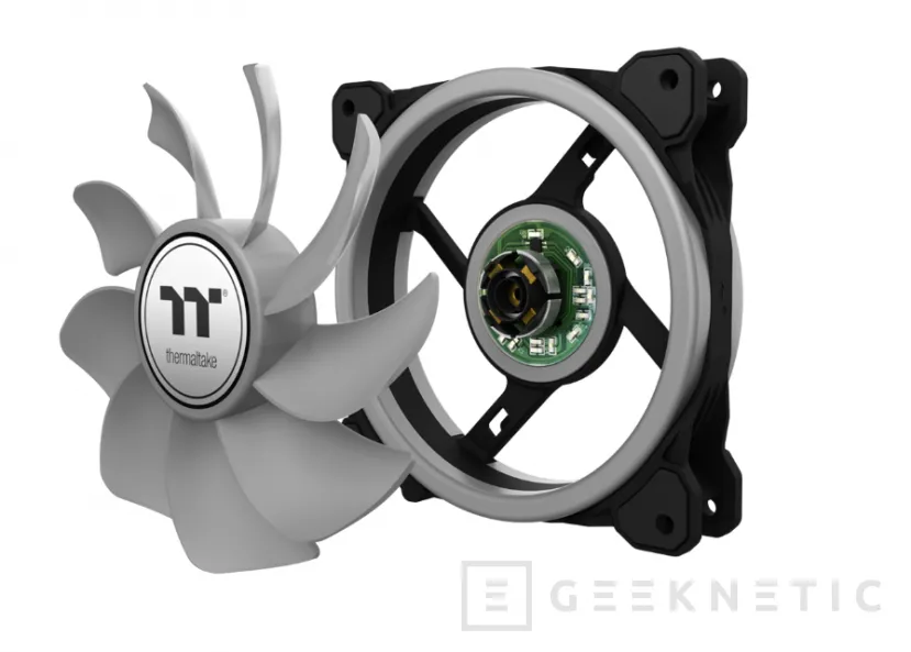 Geeknetic Thermaltake SWAFAN RGB fans include two sets of interchangeable blades 1