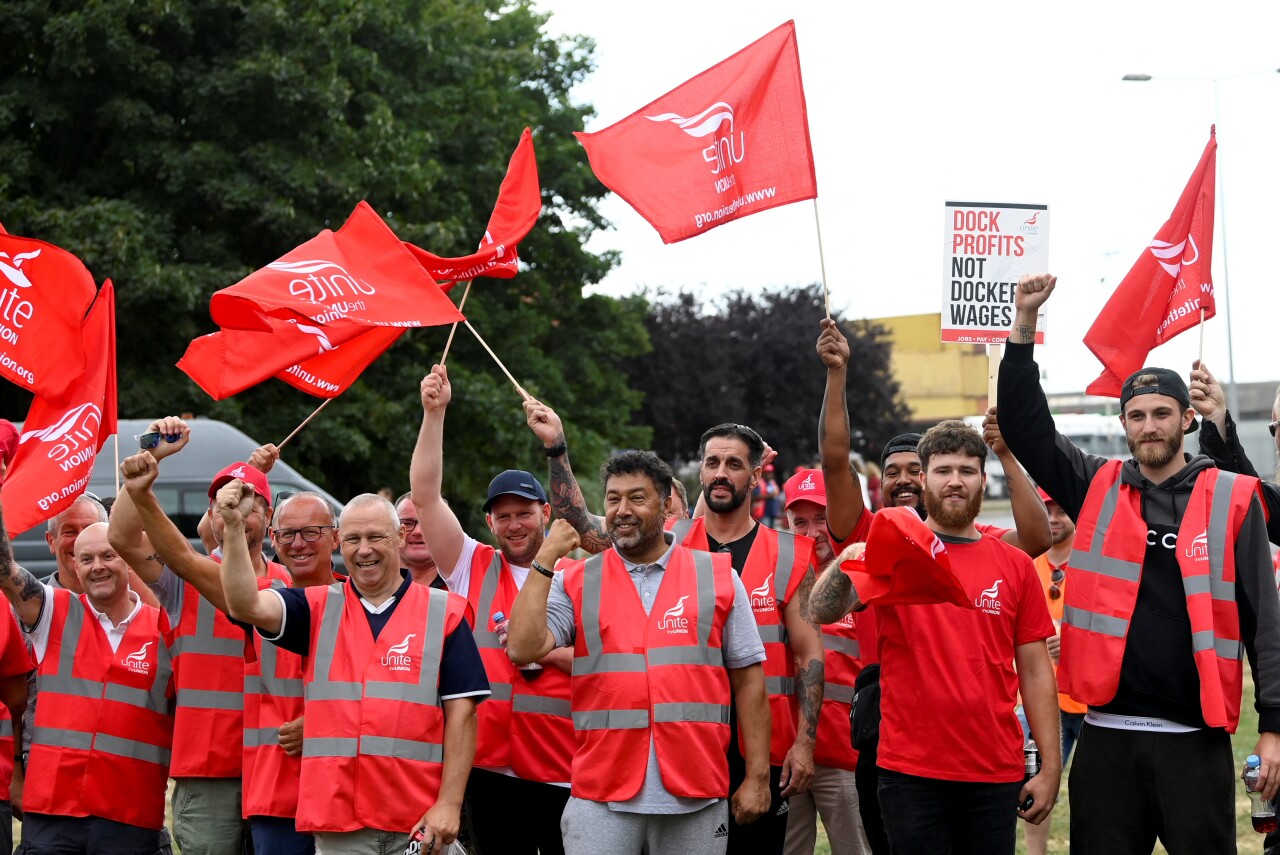 UK workers strike;  They ask for better salaries due to inflation