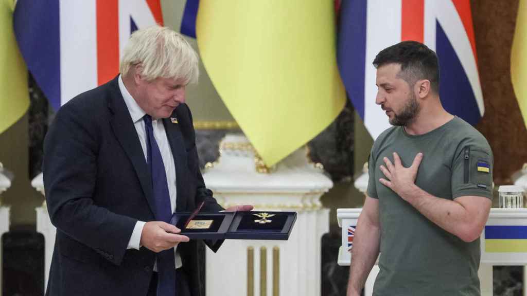 Zelensky presents Boris Johnson with the Order of Freedom.