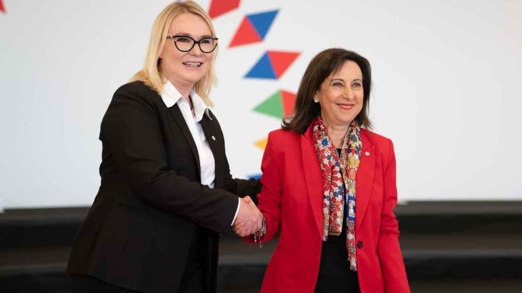 Defense Minister Margarita Robles greets her Czech counterpart during Tuesday's meeting in Prague