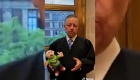 This is what Arturo Zaldívar says about throwing stuffed animals at concerts