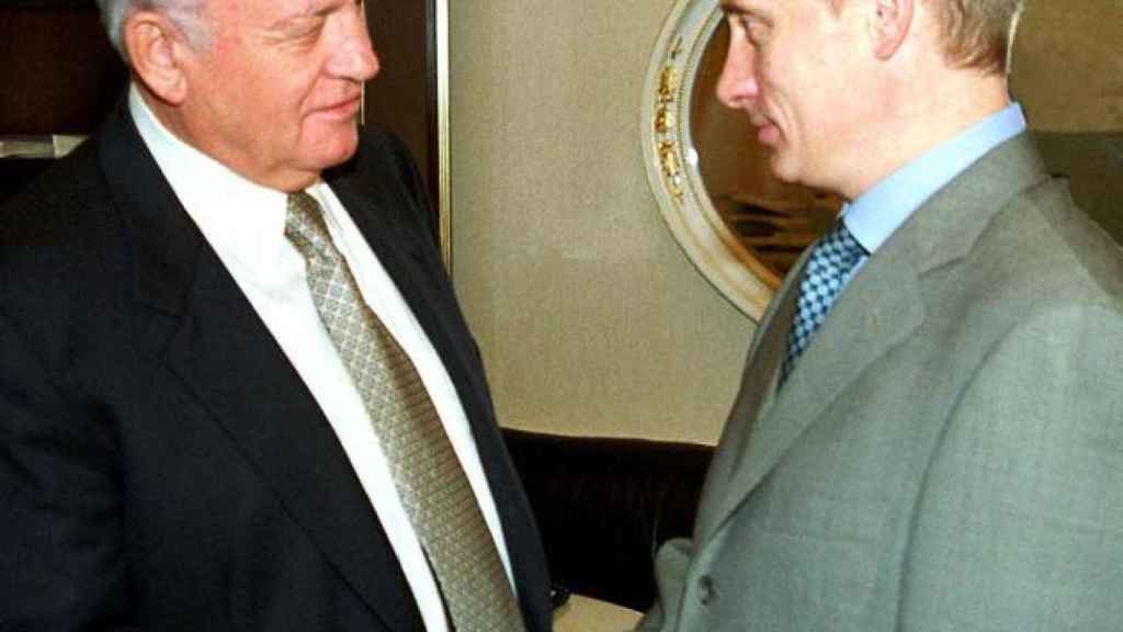 Gorbachev greets Putin at the Kremlin in 2000, when he returned to the presidential palace after nearly a decade.