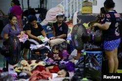 Residents rest at a shelter for people affected by heavy rains after the Honduran government declared a national state of emergency, in San Pedro Sula, Honduras, September 25, 2022. REUTERS/Yoseph Amaya.