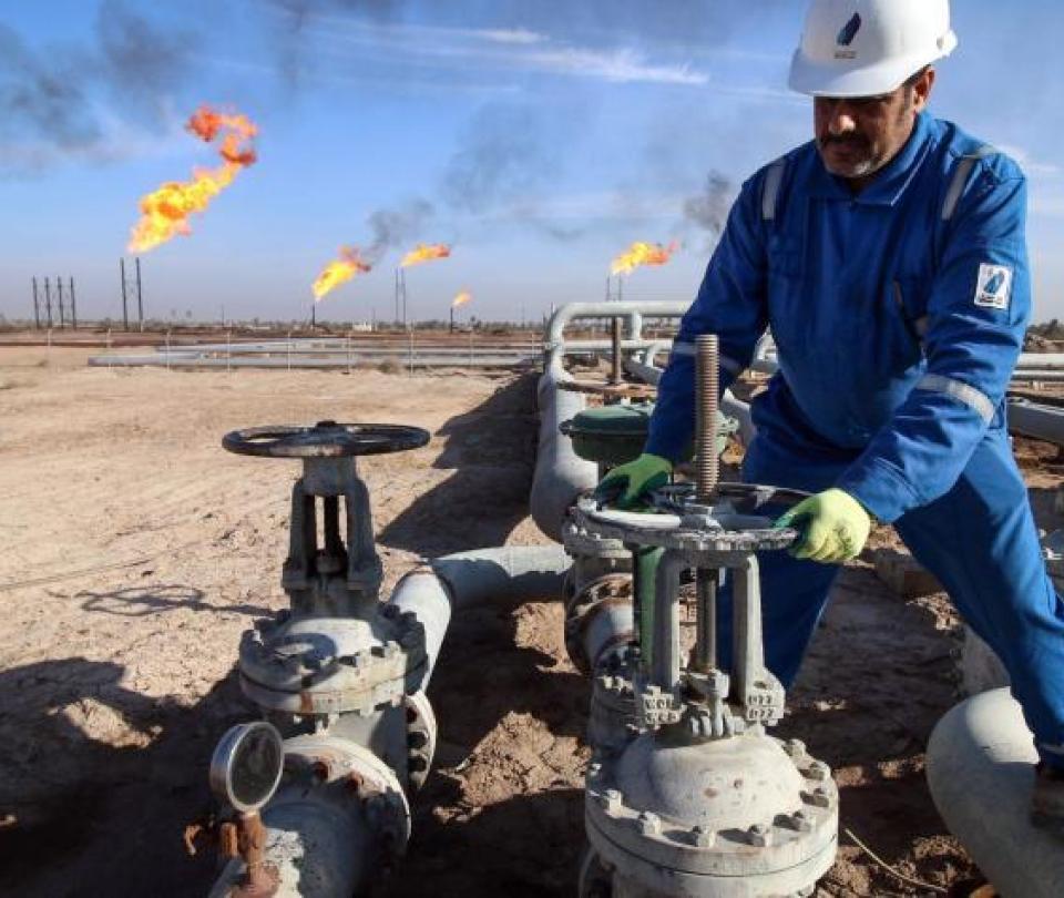 Oil rises due to supply pressures and risk appetite