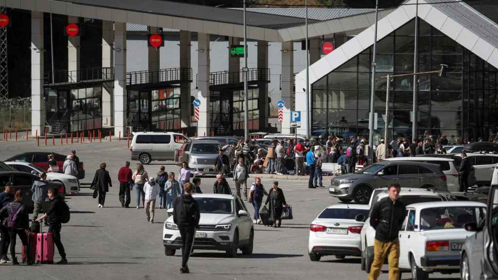 Travelers from Russia cross the Georgian border at Zemo Larsi/Verkhny Lars station, Georgia