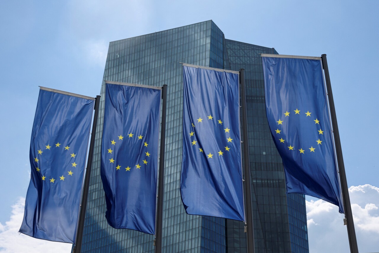 The ECB contemplates taking the interest rate to a restrictive level