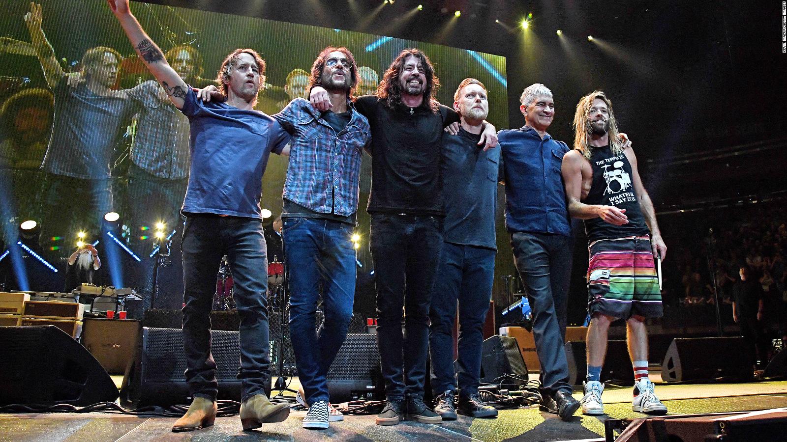 The Foo Fighters paid tribute to drummer Taylor Hawkins in an emotional concert in London