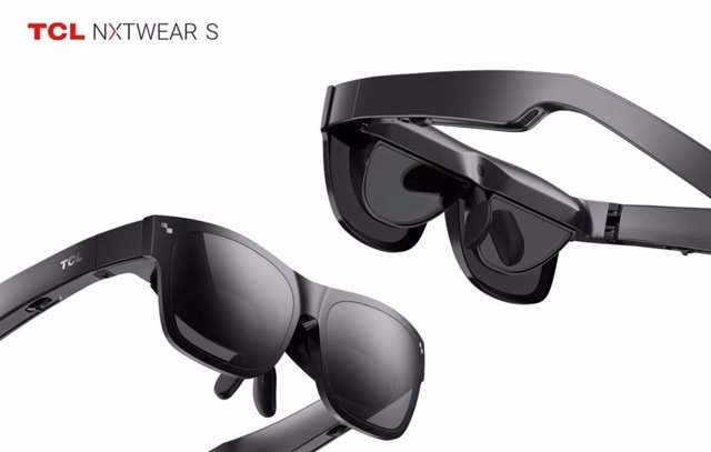 TCL's new NXTWEAR S smart glasses.