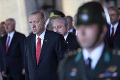 The Turkish Defense Minister flies on an F-16 in the framework of tensions with Greece