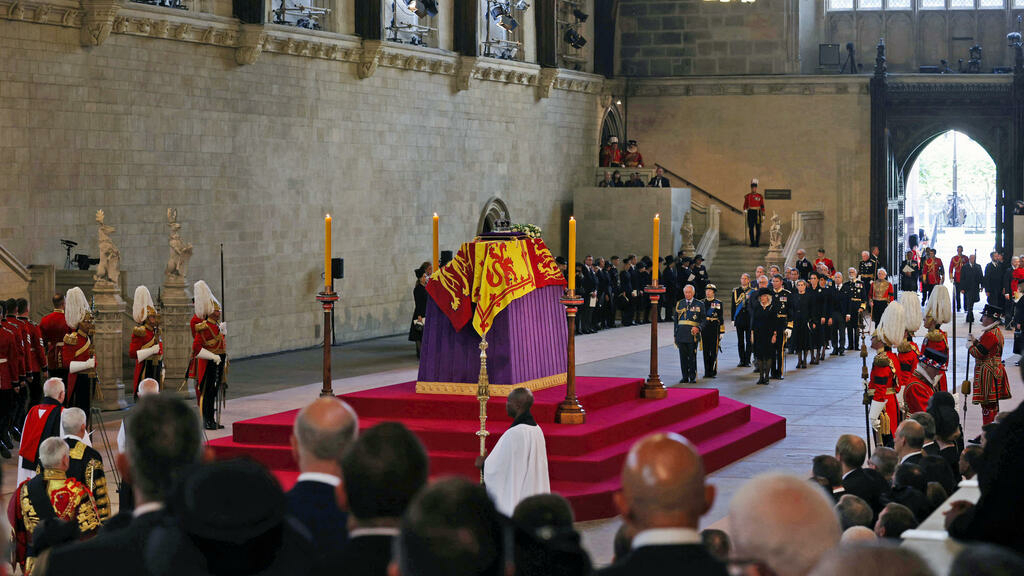 The coffin of Elizabeth II arrived at Westminster after a solemn procession