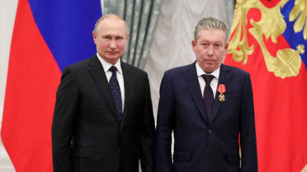 Ravil Maganov with Vladimir Putin in a file image.