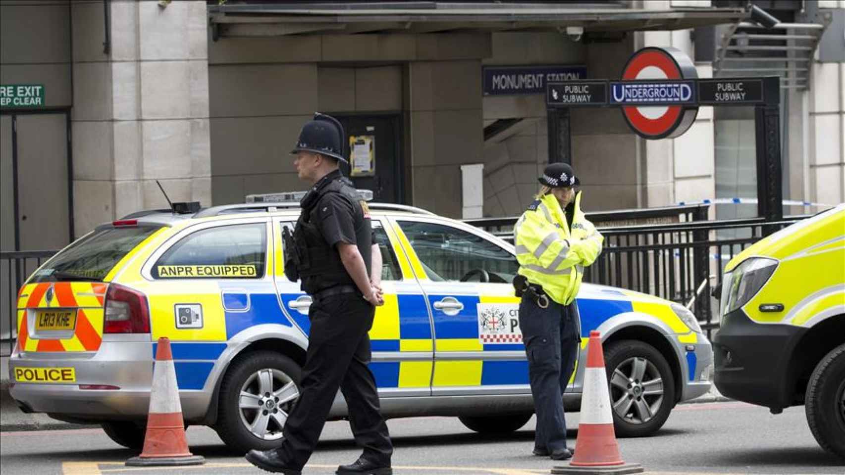 Two policemen stabbed in central London: a man is in custody